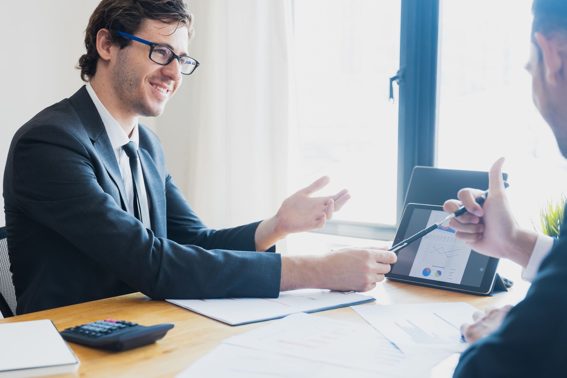 marketing consultant vs marketing agency